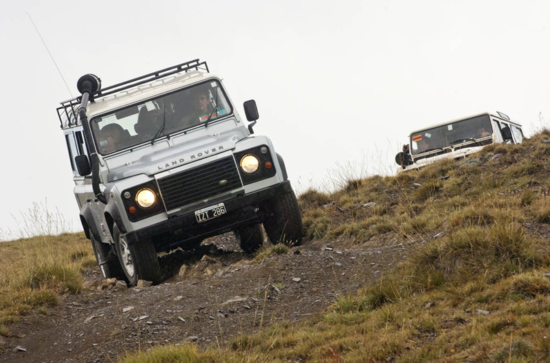 Las travesías 4X4 se realizan en Vehículos Land Rover, con capacidad para hasta 8 personas.
