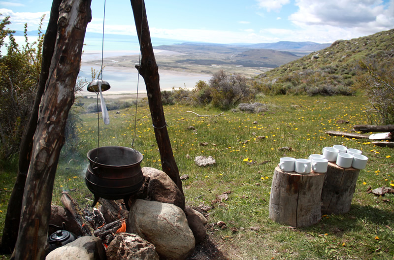 Servicios especiales a grupos que incluyen merienda en miradores naturales sobre el cerro. Lago Argentino.
