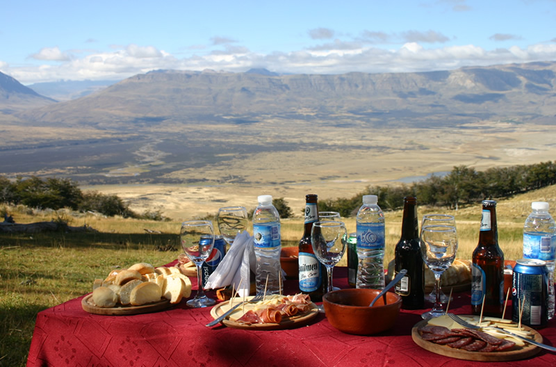 Servicios especiales a grupos que incluyen catering en miradores naturales sobre el cerro. Valle del Centinela. 
